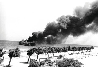 אלטלנה בחוף תל אביב (צילום: צ'סניק פרד, באדיבות ארכיון צה"ל במשרד הביטחון)