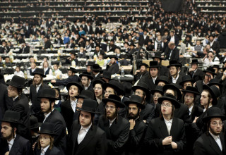 חסידי סטאמר (למצולמים אין קשר לנאמר בכתבה) (צילום: רויטרס)