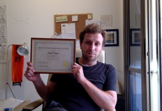 ליאור דיין ותעודת הגמילה  (צילום: פרטי)