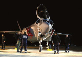 F-35 בבסיס בנבטים (צילום: רויטרס)