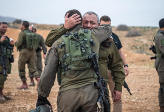 גדי איזנקוט ובנו גל (צילום: דובר צה"ל)