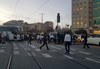 הפגנת חרדים לאחר מעצר עריק (צילום: אריאל שרפר)