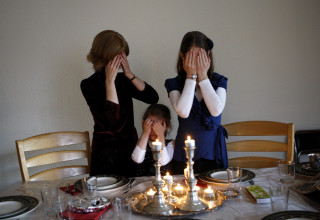 הדלקת נרות שבת  (צילום: רויטרס)