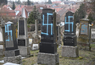 מצבות סומנו בצלב קרס בבית קברות יהודי (צילום: AFP)