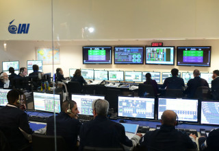 הצפייה בשיגור החללית במשרדי התעשייה האווירית (צילום: TPS)