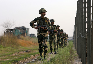 חיילים הודים בגדר הגבול עם פקיסטן  (צילום: רויטרס)
