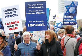 תומכי ישראל מפגינים נגד הוועדה בז'נבה (צילום:  רויטרס)