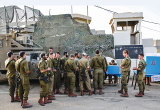 חיילים מצביעים בבסיס ליד גבול עזה (צילום: AFP)