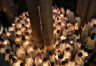 נוצרים משתתפים בטקס רחיצת הרגליים בכנסיית הקבר לרגל חג הפסחא  (צילום: רויטרס)