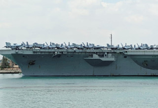 נושאת מטוסים אמריקאית בדרכה למפרץ הפרסי (צילום: רויטרס)