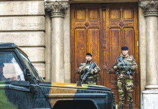 אבטחה על מוסדות יהודים בצרפת (צילום:  AFP)