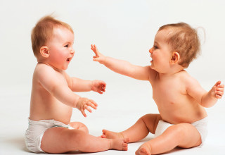 תינוקות משחקים (צילום: אינג אימג')