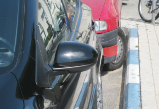 חנייה בכחול לבן (צילום: אלוני מור)