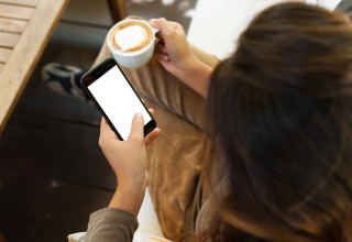 אישה מחזיקה בטלפון נייד, אילוסטרציה (למצולמת אין קשר לנאמר בכתבה) (צילום: אינג אימג')