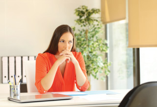 אישה מתלבטת (אילוסטרציה) (צילום: אינג אימג')