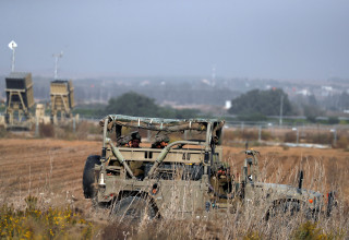 כוח צה"ל סמוך לגבול רצועת עזה (צילום: רויטרס)