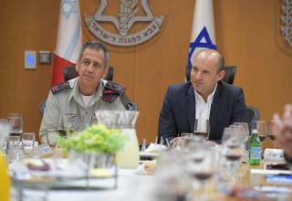נפתלי בנט, אביב כוכבי (צילום: תקשורת שר הביטחון)