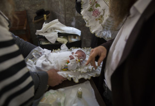 ברית מילה (צילום: יונתן זינדל, פלאש 90)