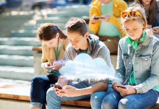 בני נוער עם סמארטפונים (צילום: אילוסטרציה, ingimage/asap)