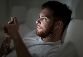 סמארטפון, אוזניות (צילום: ingimages.com)