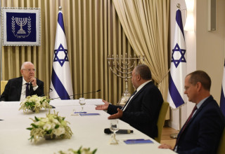 הנשיא ריבלין עם יו"ר ישראל ביתנו ליברמן וח"כ פורר (צילום:  קובי גדעון, לע"מ)
