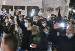 מחאת הדגלים השחורים בכיכר רבין (צילום:  אבשלום ששוני)