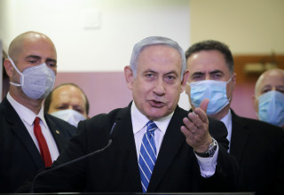 בנימין נתניהו בכניסה לבית המשפט (צילום: יונתן זינדל, פלאש 90)