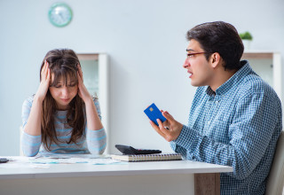 אלימות כלכלית (אילוסטרציה) (צילום: אינג אימג')