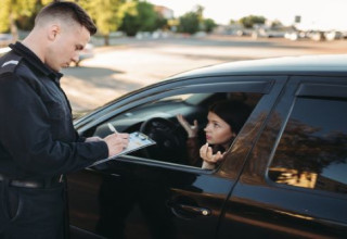 רישום דו"ח תנועה (צילום: שאטרסטוק)