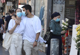 קורונה בישראל - אנשים הולכים ברחוב עם מסכה (אילוסטרציה, למצולמים אין קשר לנאמר בכתבה) (צילום:  מרק ישראל סלם)