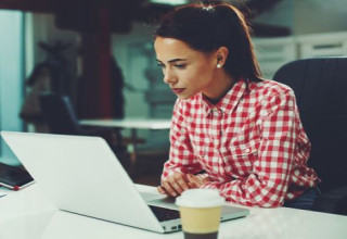 עובדת לאחר חופשת לידה (צילום: שאטרסטוק)