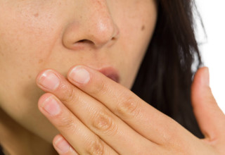גיל המעבר אצל נשים מביא עמו בעיות שונות בחלל הפה המשפיעות על בריאות השיניים (צילום: Shutterstock)