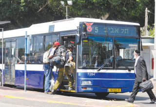 אוטובוס של דן, ארכיון (אילוסטרציה, למצולמים אין קשר לנאמר בכתבה) (צילום: יוסי זליגר, פלאש 90)