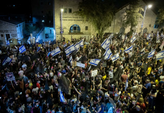הפגנה נגד נתניהו בבלפור (צילום:  יונתן זינדל, פלאש 90)