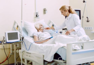 קשישה בבית חולים (צילום: Shutterstock)