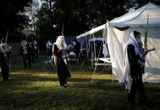 חרדים מתפללים בסוכות בניו יורק (צילום: רויטרס)