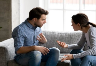 בני זוג מתווכחים (צילום: שאטרסטוק)