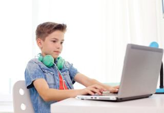 ילד מול מסך (צילום: אינג אימג')