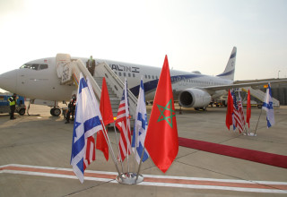 דגלי ישראל, מרוקו וארה"ב לפני ההמראה לרבאט (צילום:  סיון פרג')