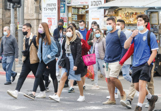 אנשים עם מסכות ברחוב (צילום: מרק ישראל סלם)