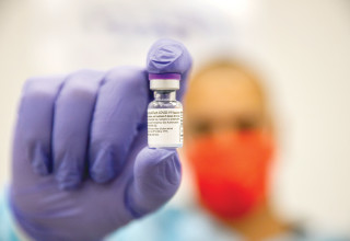 בקבוקון חיסון קורונה (צילום: יוסי אלוני, פלאש 90)