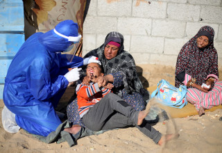 בדיקת קורונה בעזה (צילום:  REUTERS/Ibraheem Abu Mustafa)