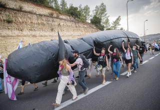 מחאה נגד פרשת הצוללות (צילום:  יונתן זינדל, פלאש 90)