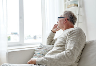 קשיש מתבודד בבית, אילוסטרציה (צילום: אינגאימג')