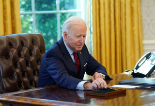 נשיא ארצות הברית ג'ו ביידן במשרדו (צילום:  רויטרס)