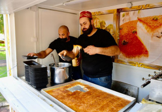 ממתקי חג' בק ביפו (צילום: אבשלום ששוני)