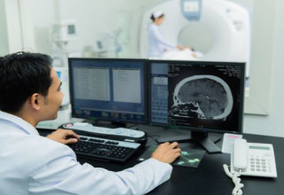 בדיקה לגילוי סרטן (צילום: Shutterstock)