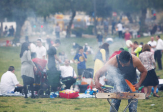 מנגלים ביום העצמאות (צילום: מרק ישראל סלם)
