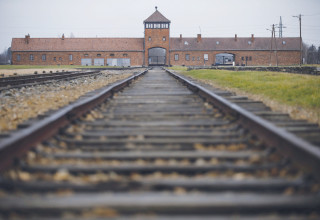 מחנה ההשמדה אושוויץ־בירקנאו. משתמשים באפליקציה כתבו: “מקום טוב ללכת אליו״ (צילום: רויטרס)