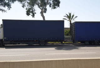המשאית והגוררת. הובילה משקל העולה ב-86 אחוזים על המותר למשאית  (צילום:  דוברות המשטרה)